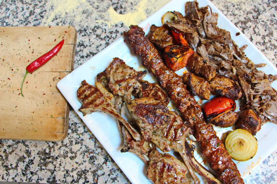 Menu-tradycyjne dania tureckiej kuchni. Mięso grillowane według tureckiej receptury