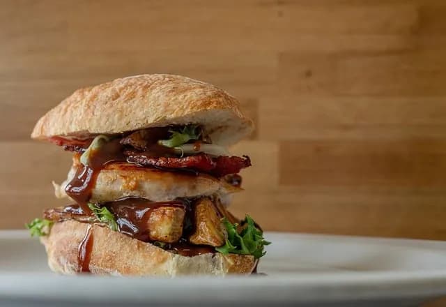 Ile piec burgery w piekarniku, aby były soczyste i idealne? Ile piec burgery w piekarniku, aby były soczyste i idealne?