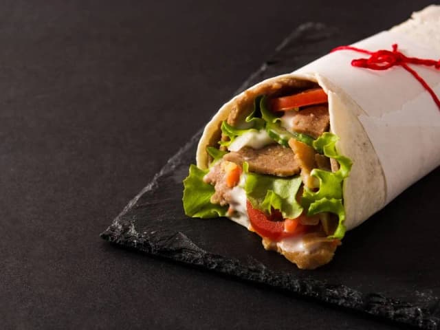 Ile gram ma kebab w tortilli? Poznaj wartości odżywcze i kalorie Ile gram ma kebab w tortilli? Poznaj wartości odżywcze i kalorie