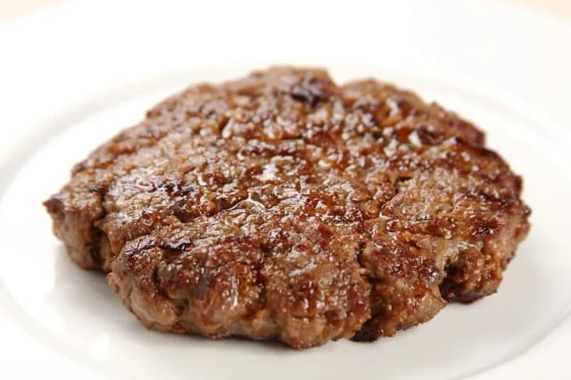 Jak przygotować mięso na burgery, aby uniknąć suchych kotletów Jak przygotować mięso na burgery, aby uniknąć suchych kotletów