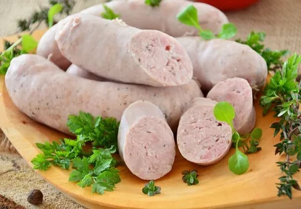 Jak przyrządzić kiełbasę białą parzoną, by była idealna i soczysta Jak przyrządzić kiełbasę białą parzoną, by była idealna i soczysta