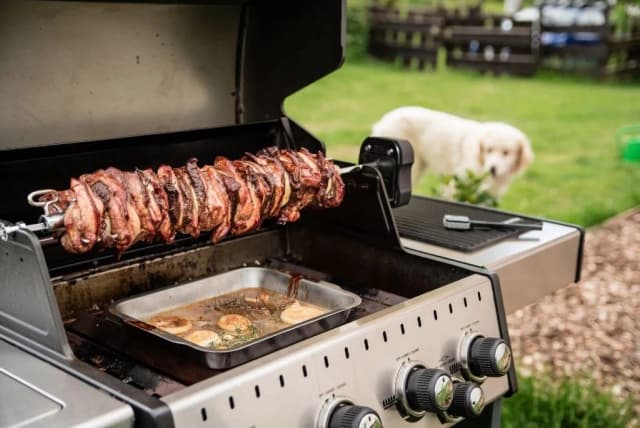 Grill z rożnem obrotowym - poznaj jego zalety i funkcje, które zaskakują Grill z rożnem obrotowym - poznaj jego zalety i funkcje, które zaskakują