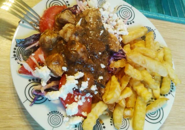 Ile kalorii ma kebab na talerzu z frytkami? Sprawdź, co naprawdę jesz Ile kalorii ma kebab na talerzu z frytkami? Sprawdź, co naprawdę jesz
