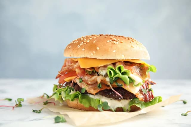 Ile kcal ma burger? Sprawdź kalorie w popularnych burgerach Ile kcal ma burger? Sprawdź kalorie w popularnych burgerach