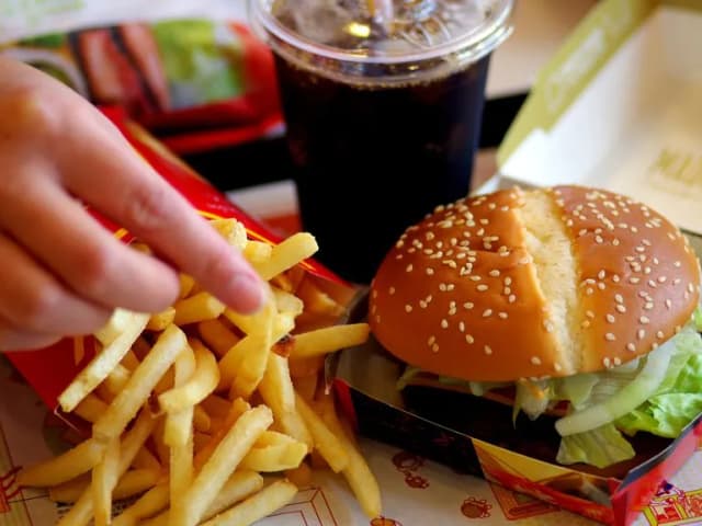 Ile kalorii ma burger drwala? Sprawdź, co naprawdę jesz Ile kalorii ma burger drwala? Sprawdź, co naprawdę jesz