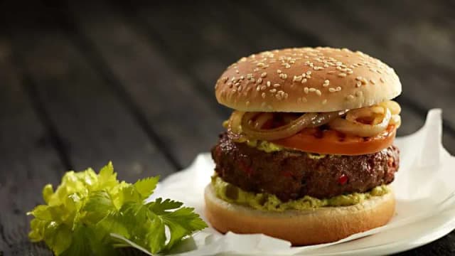 Jak smażyć burger wołowy z Lidla, aby były idealnie soczyste Jak smażyć burger wołowy z Lidla, aby były idealnie soczyste