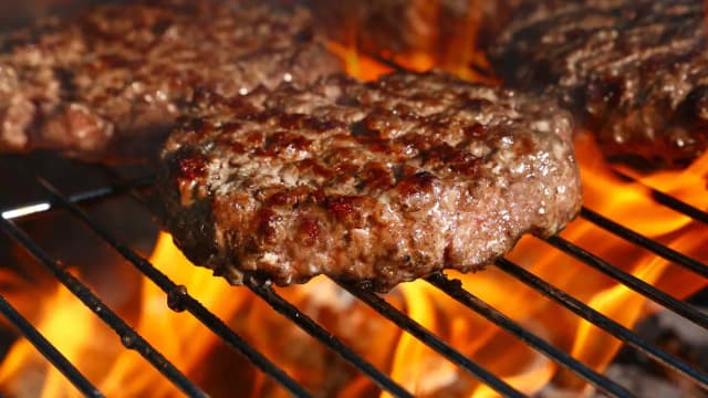 Jak doprawić wołowinę na burgery, by były soczyste i pyszne Jak doprawić wołowinę na burgery, by były soczyste i pyszne