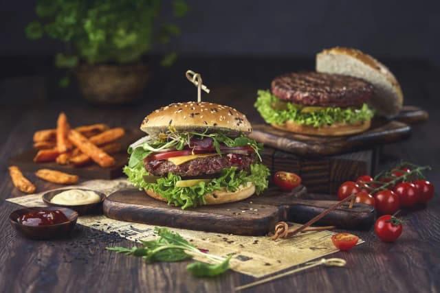 Skąd pochodzą burgery? Odkryj ich zaskakującą historię i ewolucję Skąd pochodzą burgery? Odkryj ich zaskakującą historię i ewolucję