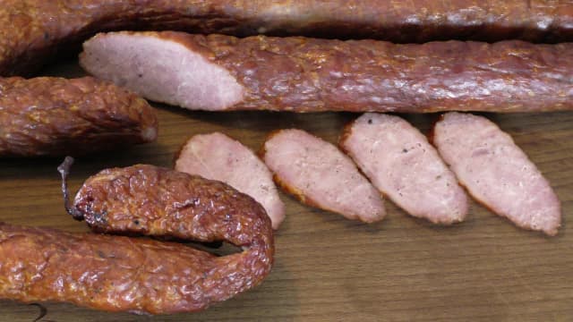 Jak zrobić kiełbasę jałowcową – prosty przepis na domową wędlinę Jak zrobić kiełbasę jałowcową – prosty przepis na domową wędlinę