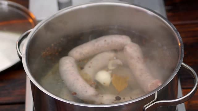 Jak parzymy białą kiełbasę, aby uniknąć twardej i suchej konsystencji Jak parzymy białą kiełbasę, aby uniknąć twardej i suchej konsystencji