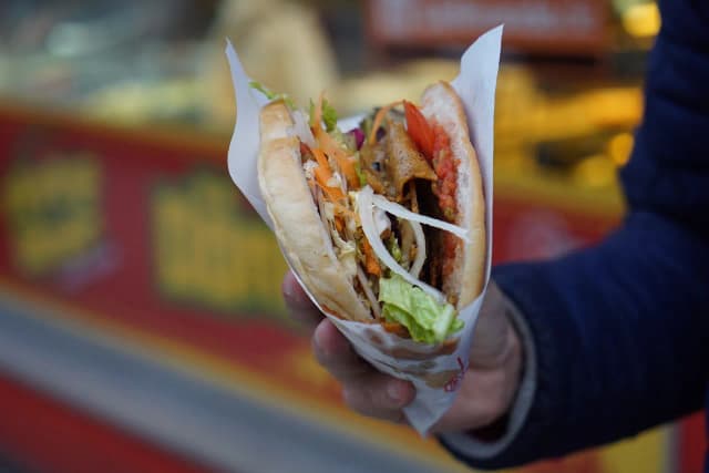 Kebab co to? Odkryj sekrety tej popularnej potrawy i jej rodzaje Kebab co to? Odkryj sekrety tej popularnej potrawy i jej rodzaje
